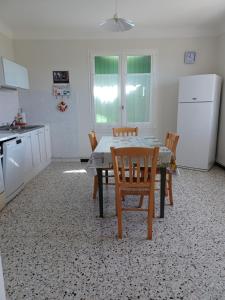 Eldhús eða eldhúskrókur á A 5 Minutes des Ocres Gïte La Charite Gordes Roussillon