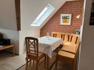 ein Esszimmer mit einem Tisch und einer Ziegelwand in der Unterkunft Lieblingsort Buxtehude in Buxtehude