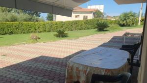 einen Tisch und Stühle auf einer Terrasse in der Unterkunft CASA VACANZA DA ZIO NINO in Capo Vaticano