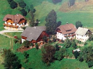 eine Luftansicht eines großen Hauses auf einem Hügel in der Unterkunft Lercherhof in Feld am See