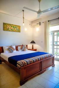 a bedroom with a large bed in a room at Funk Bunks - Mount View Hostel in Kandy