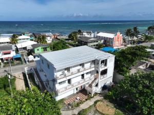 una vista aérea de un edificio blanco junto al océano en Apartamentos Chalet del Mar en San Andrés