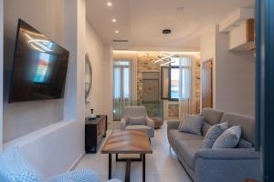 Villa Samos - Renovated stone villa with private pool- 2 min from the sea!的休息区