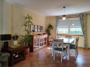 salon ze stołem jadalnym i krzesłami w obiekcie CASA DE LOIS a un paso de Vigo, Baiona, Playa América y Portugal w mieście Gondomar