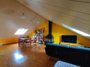 ein Wohnzimmer mit einem Sofa und einem Kamin in der Unterkunft CASA DE LOIS a un paso de Vigo, Baiona, Playa América y Portugal in Gondomar