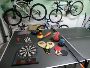 - une table avec un jeu de fléchettes et quelques jouets dans l'établissement CASA DE LOIS a un paso de Vigo, Baiona, Playa América y Portugal, à Gondomar