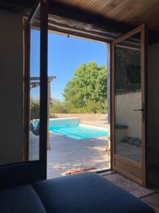 Piscina de la sau aproape de Rustic cottage with stunning swimming pool