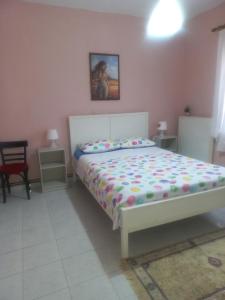 sypialnia z łóżkiem i zdjęciem na ścianie w obiekcie Apartment with view at Olympus mountain w mieście Litochoro