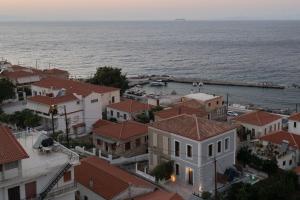 una vista aerea di una città vicino all'oceano di Villa Samos - Renovated stone villa with private pool- 2 min from the sea! a Samos