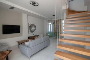 Villa Samos - Renovated stone villa with private pool- 2 min from the sea!的休息区