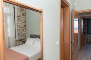 Villa Samos - Renovated stone villa with private pool- 2 min from the sea!客房内的一张或多张床位