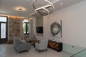 Villa Samos - Renovated stone villa with private pool- 2 min from the sea!的电视和/或娱乐中心