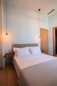 Villa Samos - Renovated stone villa with private pool- 2 min from the sea!客房内的一张或多张床位