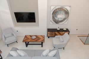 Villa Samos - Renovated stone villa with private pool- 2 min from the sea!的电视和/或娱乐中心