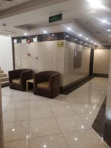 الشقدف للشقق المخدومة في جدة: غرفة انتظار مع كرسيين في مبنى