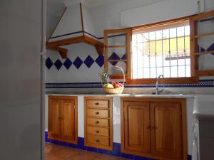 uma cozinha com um lavatório e uma janela em 300-Meter-bis-zum-Strand-Caracola-Wohnung-mit-Garten em Chipiona