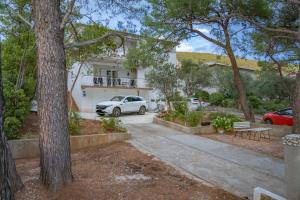 a white car parked in front of a house at Sidus Maris in Martinšćica