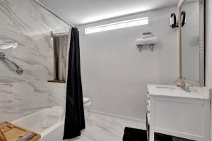 Kamar mandi di Royalty in the Magic City