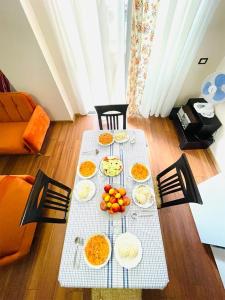 Jídlo v apartmánu nebo okolí + 2 fotografie