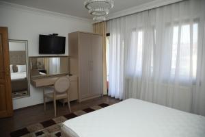 Hotel Cleon tesisinde bir odada yatak veya yataklar