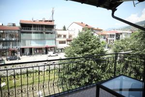 einen Balkon mit Stadtblick in der Unterkunft Hotel Cleon in Prizren