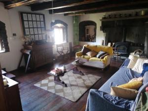 - un salon avec un canapé et une table dans l'établissement La casa del pozzo, à Sillico