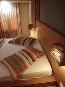 sypialnia z łóżkiem z drewnianym zagłówkiem w obiekcie Cozy Residences in the center of Volissos Village - Lydia Lithos- w mieście Volissos