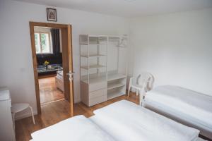 Postel nebo postele na pokoji v ubytování Chalupa U lesa