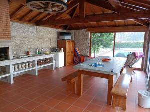 - une cuisine avec une table et un comptoir dans l'établissement CASA DO LAGAR, à Agilde
