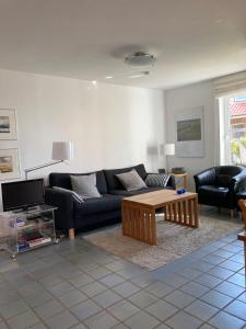 uma sala de estar com um sofá e uma mesa de centro em Haus Karin Wohnung 1 em Wittdün