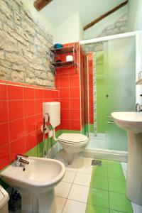 Koupelna v ubytování Family friendly house with a swimming pool Zgrabljici, Central Istria - Sredisnja Istra - 3353