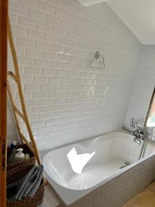 een badkamer met een wit bad bij Charming village house in Goult in Goult