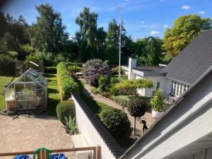 an aerial view of a garden with a greenhouse at Tag lejlighed i hyggelig landsby på Stevns in Store Heddinge