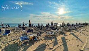 - un groupe de chaises longues et de parasols sur une plage dans l'établissement HOTEL SOLARIS, à Casalbordino