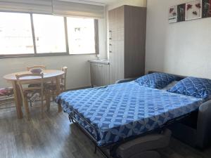 Katil atau katil-katil dalam bilik di Fréjus, Studio dans résidence avec Piscine