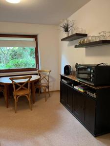 a dining room with a table and a microwave at Ferienwohnung auf dem Betzenberg in Kaiserslautern