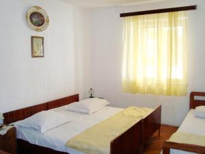 Posteľ alebo postele v izbe v ubytovaní Apartments by the sea Mali Rat (Omis) - 2811