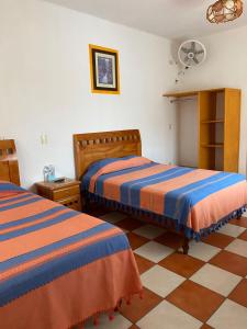 una camera con due letti di Hotel El Mirador a Tequisquiapan