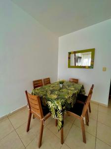 una sala da pranzo con tavolo, sedie e uno specchio di Amplio departamento al frente en zona Plaza Colón - SOLO FAMILIAS - a Mar del Plata