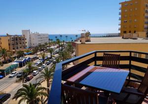 balcón con mesa y vistas a la ciudad en Cassinello Roquetas en Roquetas de Mar