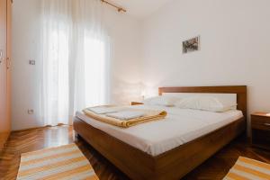 Postel nebo postele na pokoji v ubytování Apartments with parking spaces Duce, Omis - 2773
