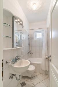 Kúpeľňa v ubytovaní Apartments by the sea Barbat, Rab - 3203 + 29 fotografií