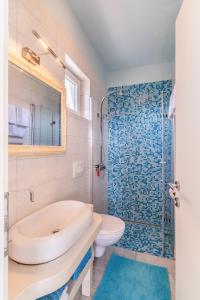 Kúpeľňa v ubytovaní Apartments by the sea Barbat, Rab - 3203