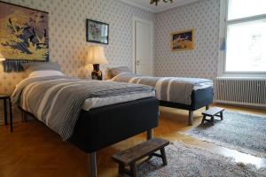 Tempat tidur dalam kamar di Jugendhuvila Fiskarsissa