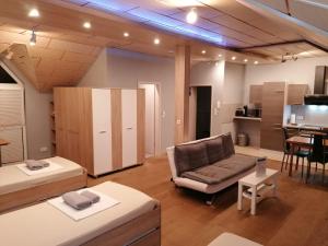 ein Wohnzimmer mit Sofa und Tisch in der Unterkunft Apartment-Design 1, Altendtadt in Altenstadt