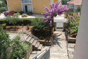 Vonkajšia záhrada v ubytovaní Apartment Vrboska 4634b
