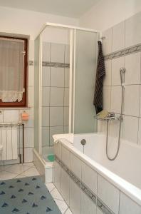 Kúpeľňa v ubytovaní Apartment Vrboska 4634b + 13 fotografií