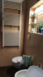 uma casa de banho com 2 lavatórios e um espelho em Salento House em Salice Salentino
