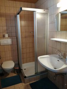Koupelna v ubytování 2 Zimmerwohnung mit Küche u. Bad
