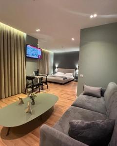 una sala de estar con un sofá y una mesa en Tirana Apartments, en Tirana
